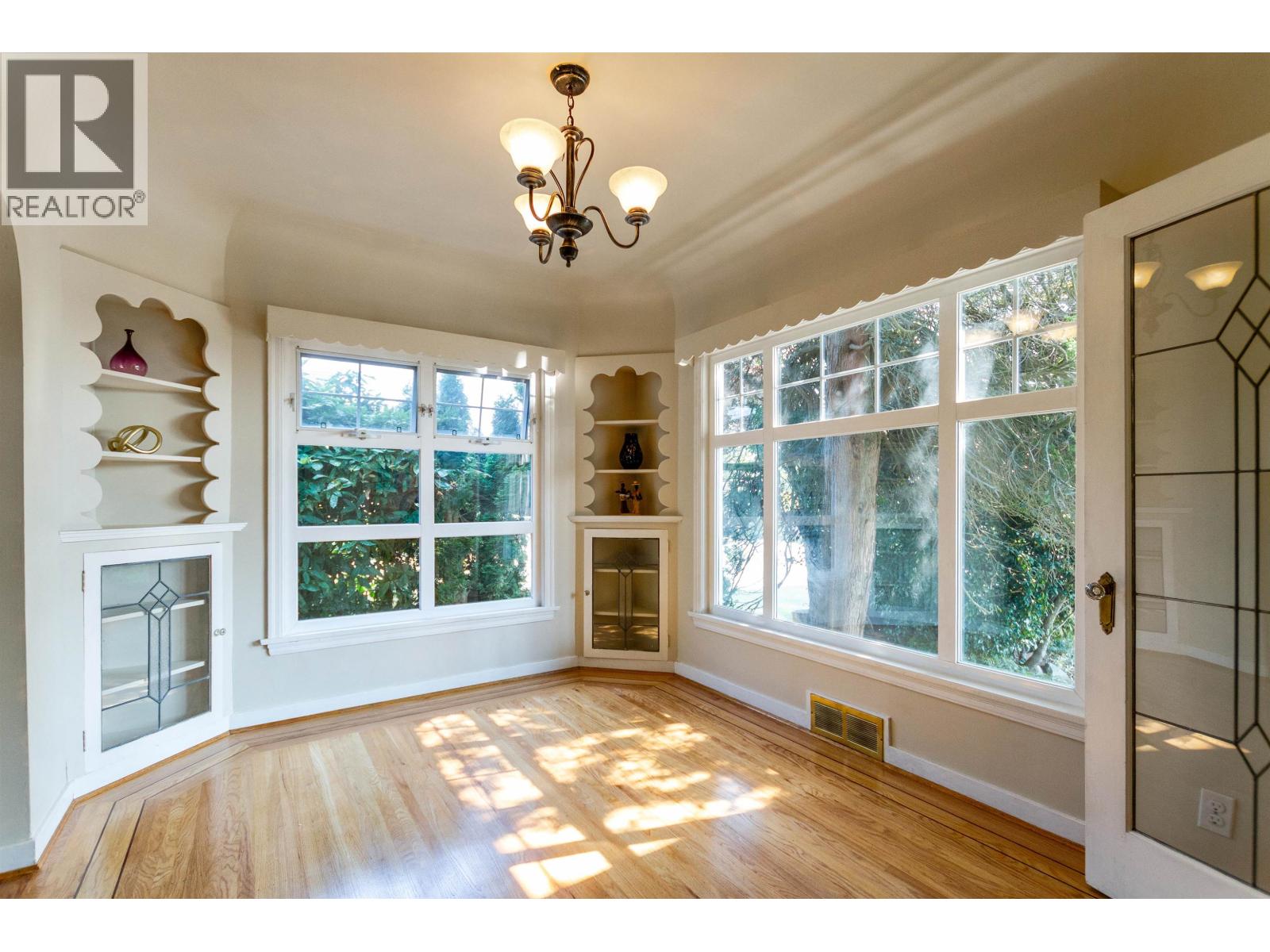 1602 Tenth Avenue, New Westminster, British Columbia  V3M 3J3 - Photo 5 - R3072217