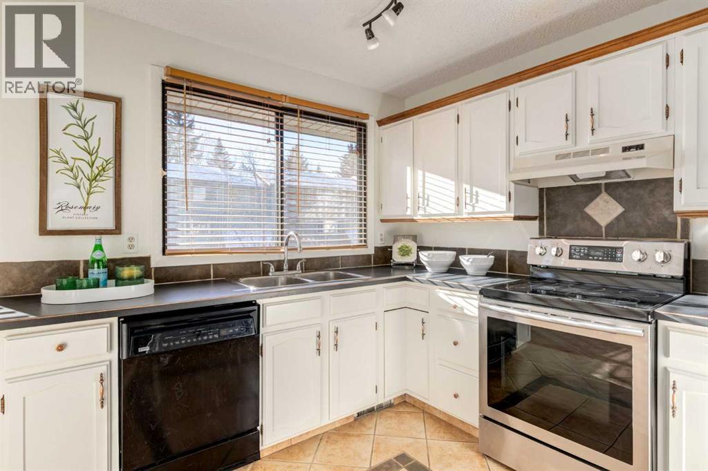 116 Point Drive Nw, Calgary, Alberta  T3B 5B3 - Photo 10 - A2271488