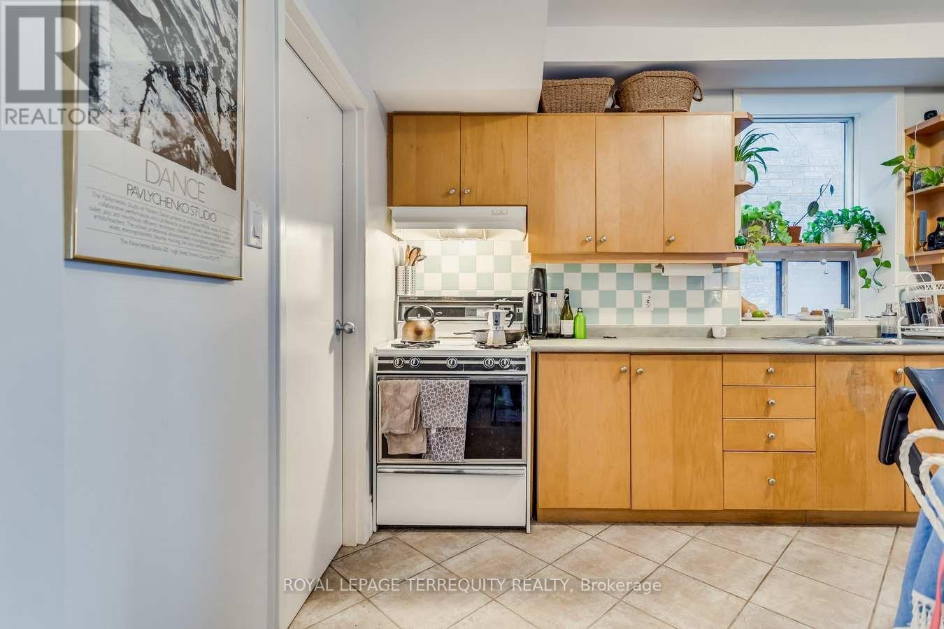 Main - 61 Rusholme Park Crescent W, Toronto, Ontario  M6J 2E1 - Photo 8 - C12606656