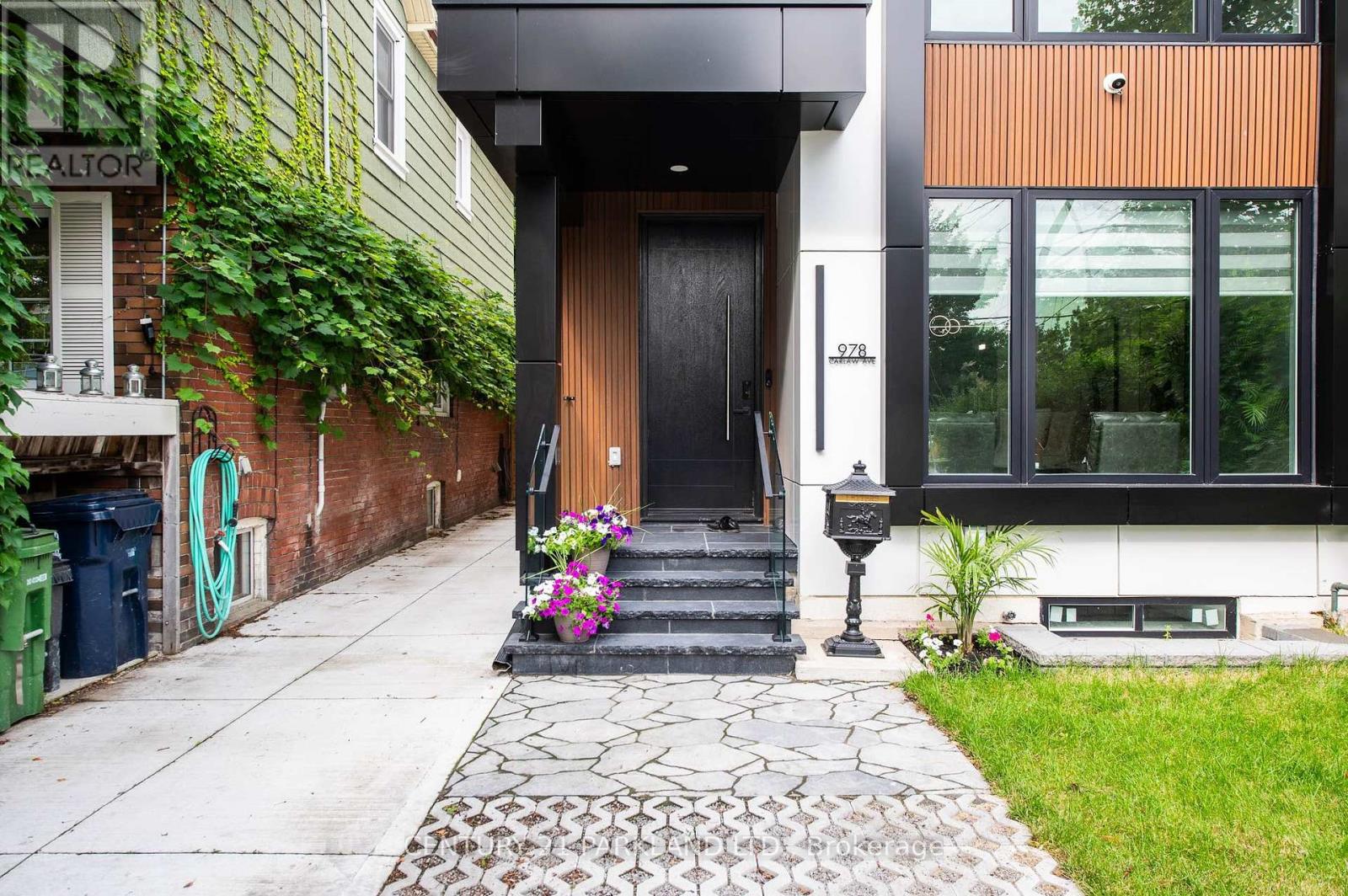 978 Carlaw Avenue, Toronto, Ontario  M4K 3M1 - Photo 5 - E12501430