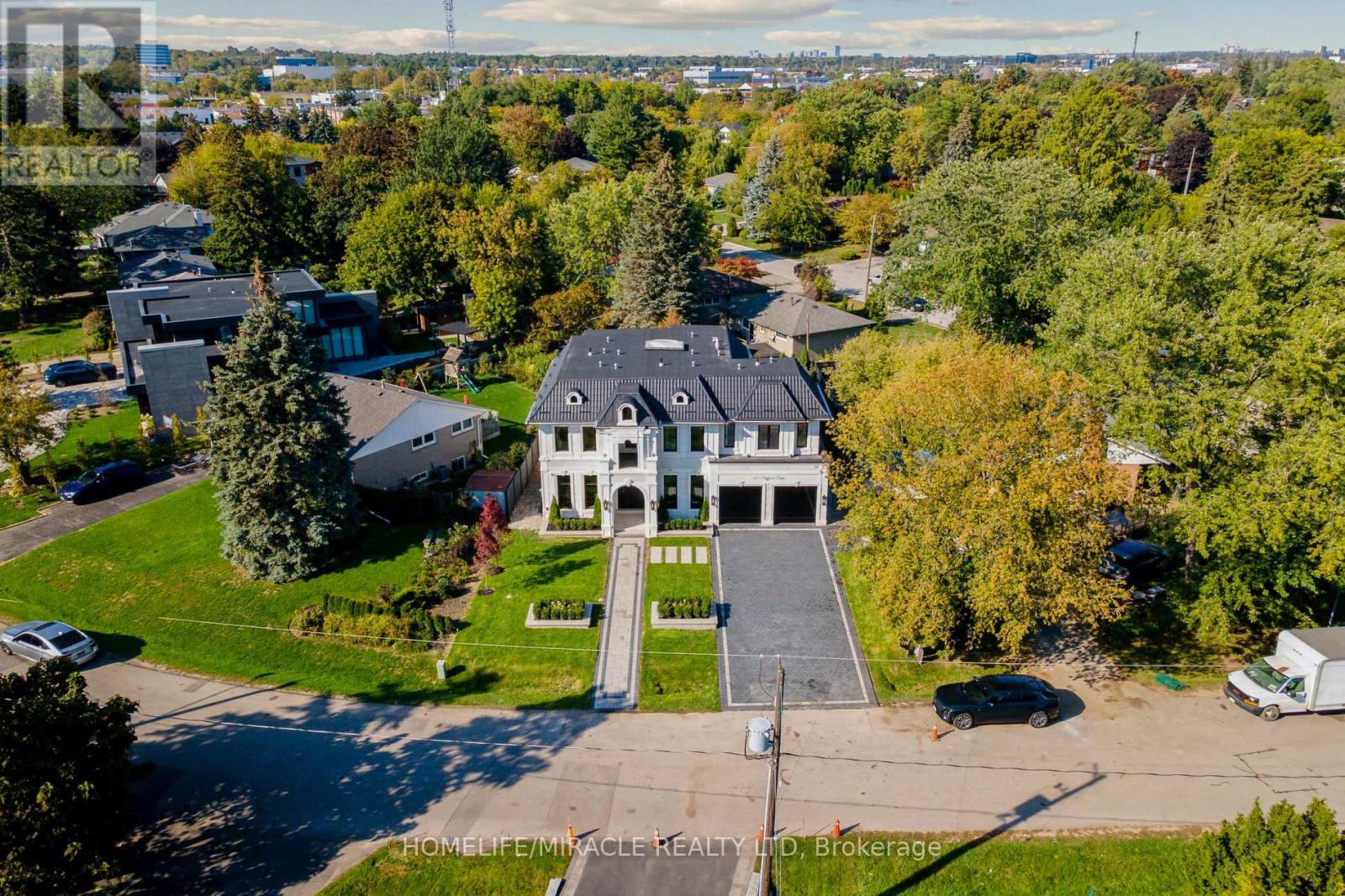 517 Stafford Drive, Oakville, Ontario  L6L 4M4 - Photo 4 - W12606684