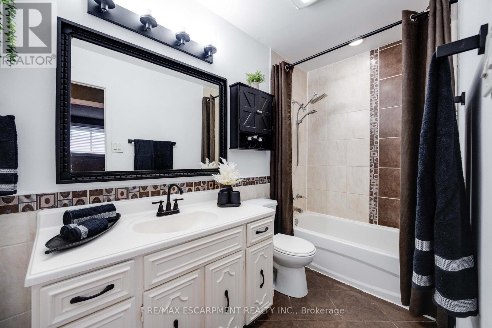 61 Woodlawn Avenue, Brantford, Ontario  N3V 1A6 - Photo 3 - X12606650