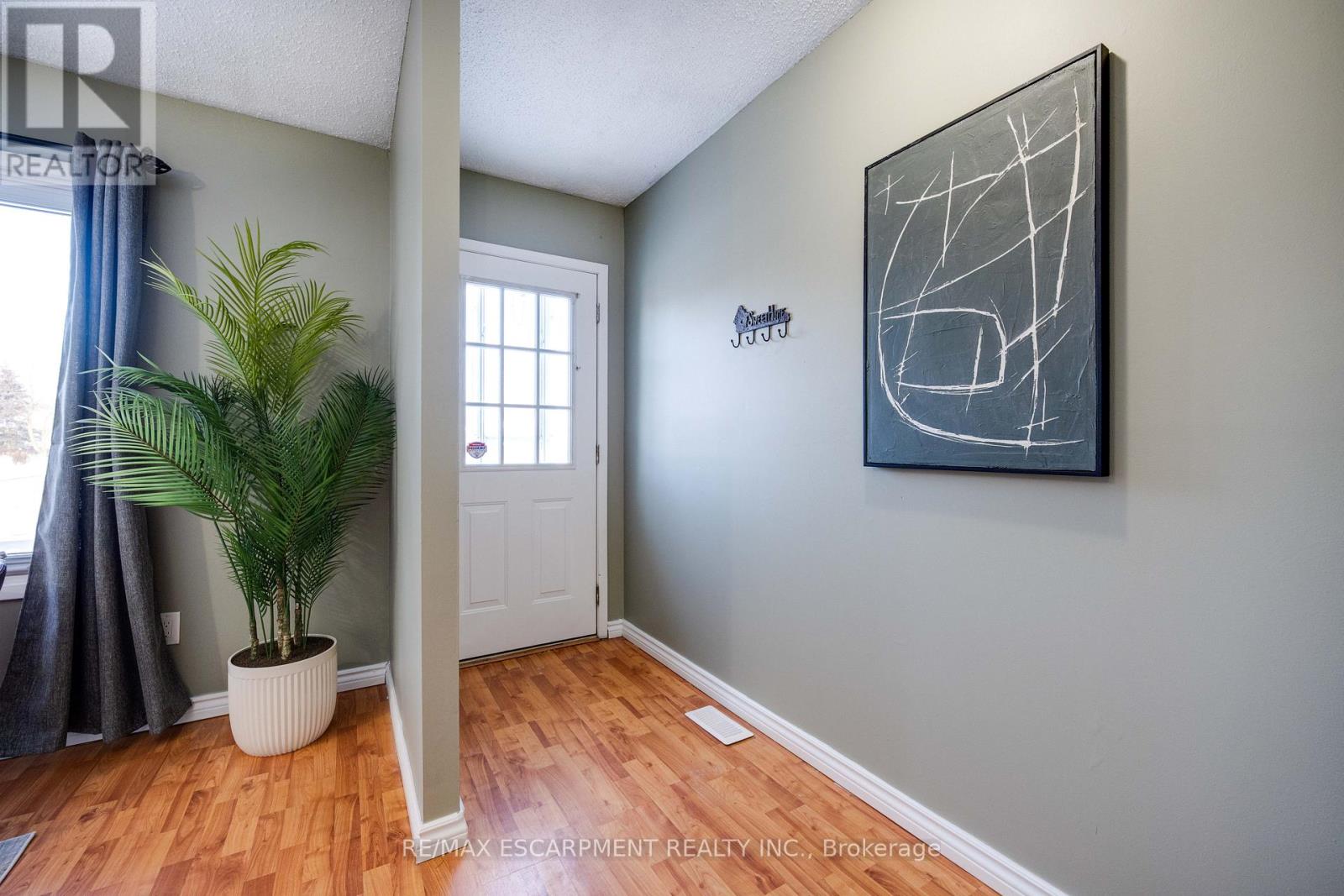 61 Woodlawn Avenue, Brantford, Ontario  N3V 1A6 - Photo 8 - X12606650