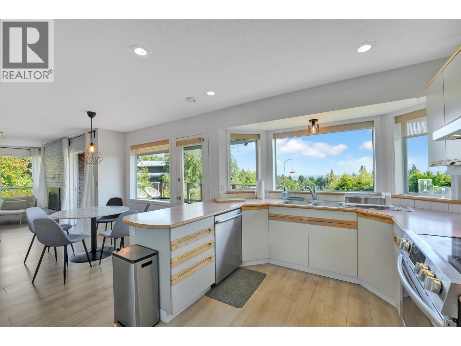 5504 Derby Road, Sechelt, British Columbia  V7Z 0M2 - Photo 12 - R3072147