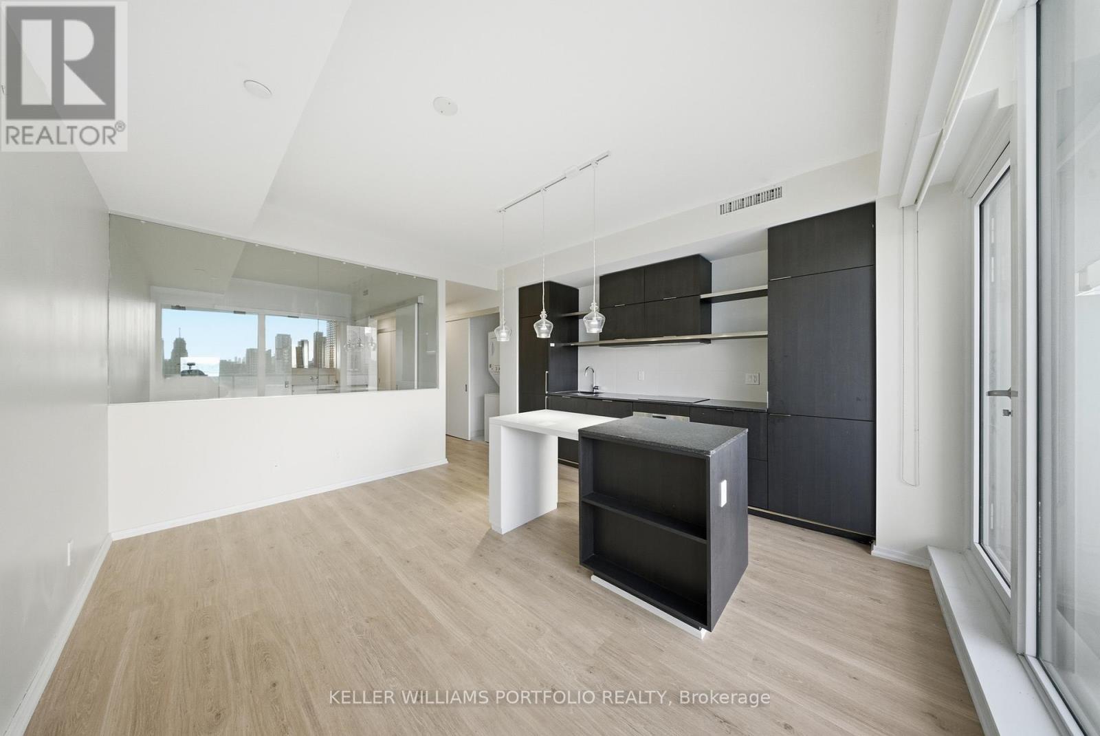 1411 - 197 Yonge Street, Toronto, Ontario  M5B 0C1 - Photo 2 - C12606760