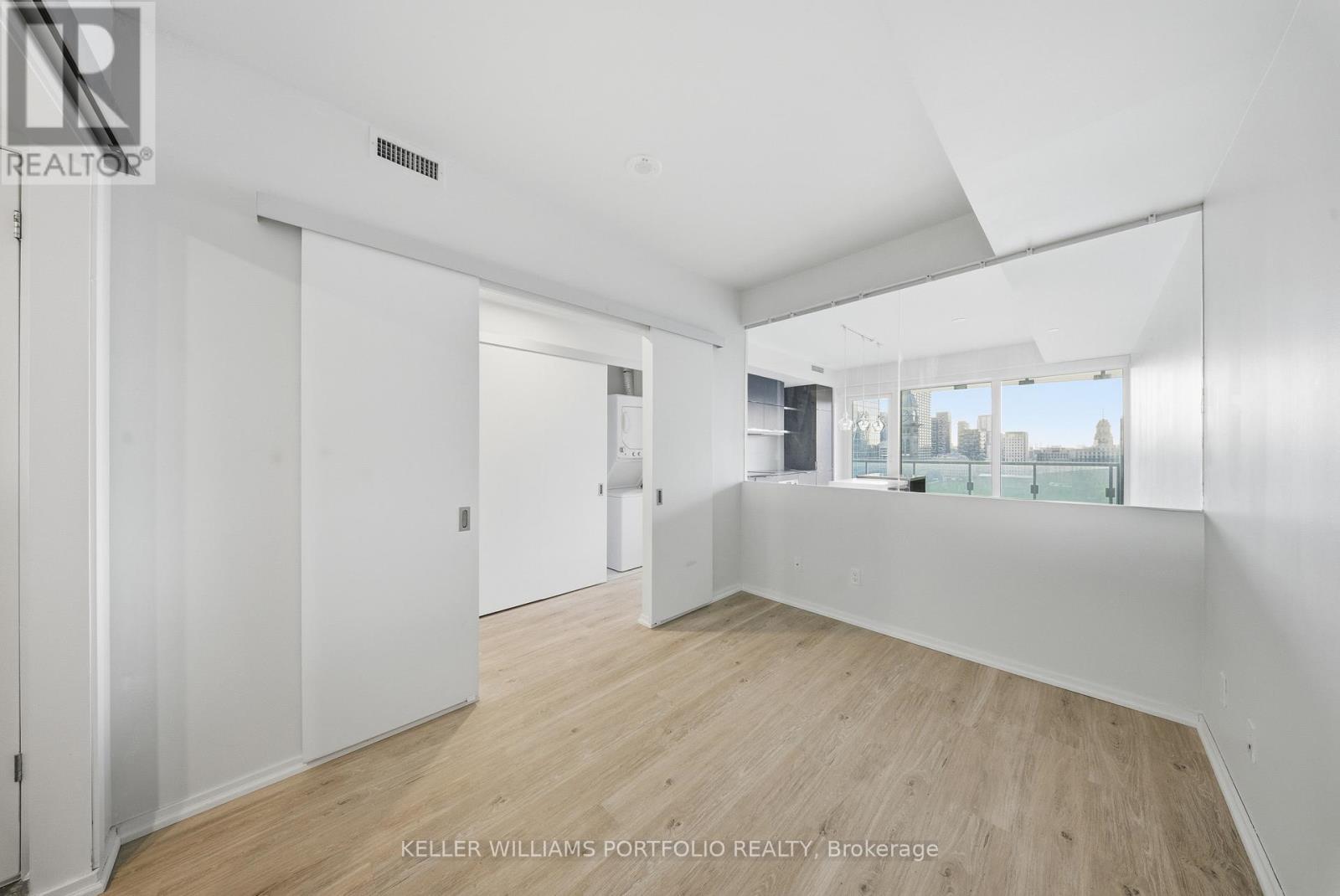 1411 - 197 Yonge Street, Toronto, Ontario  M5B 0C1 - Photo 3 - C12606760