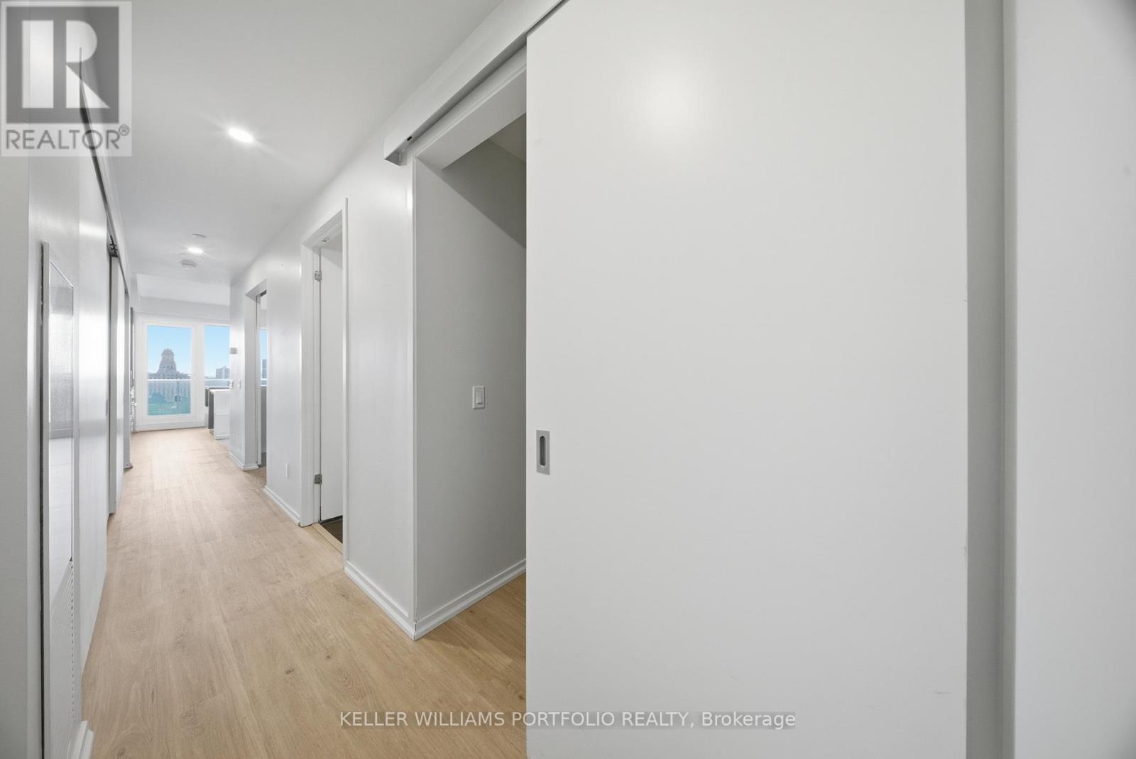 1411 - 197 Yonge Street, Toronto, Ontario  M5B 0C1 - Photo 7 - C12606760