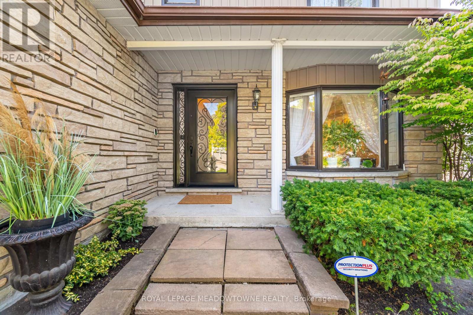 6 Hollis Crescent, East Gwillimbury, Ontario  L9N 1E7 - Photo 4 - N12606736