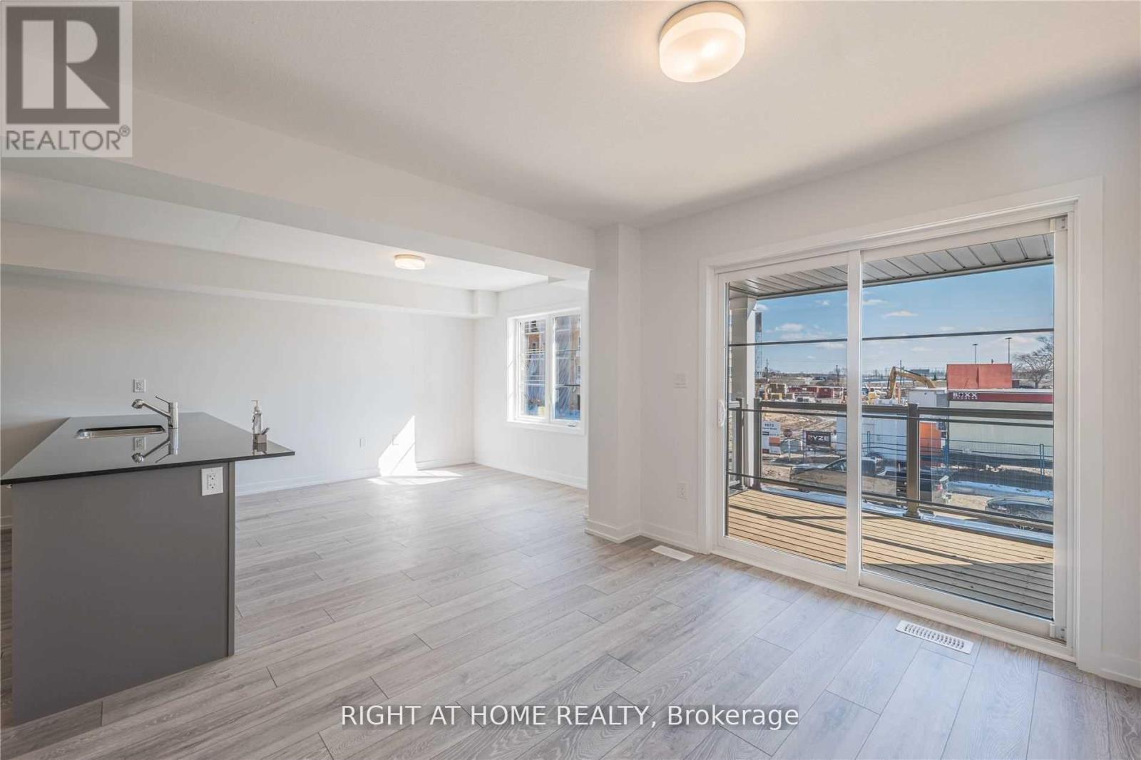 197 - 205 West Oak Terrace N, Kitchener, Ontario  N2R 0R9 - Photo 3 - X12606758