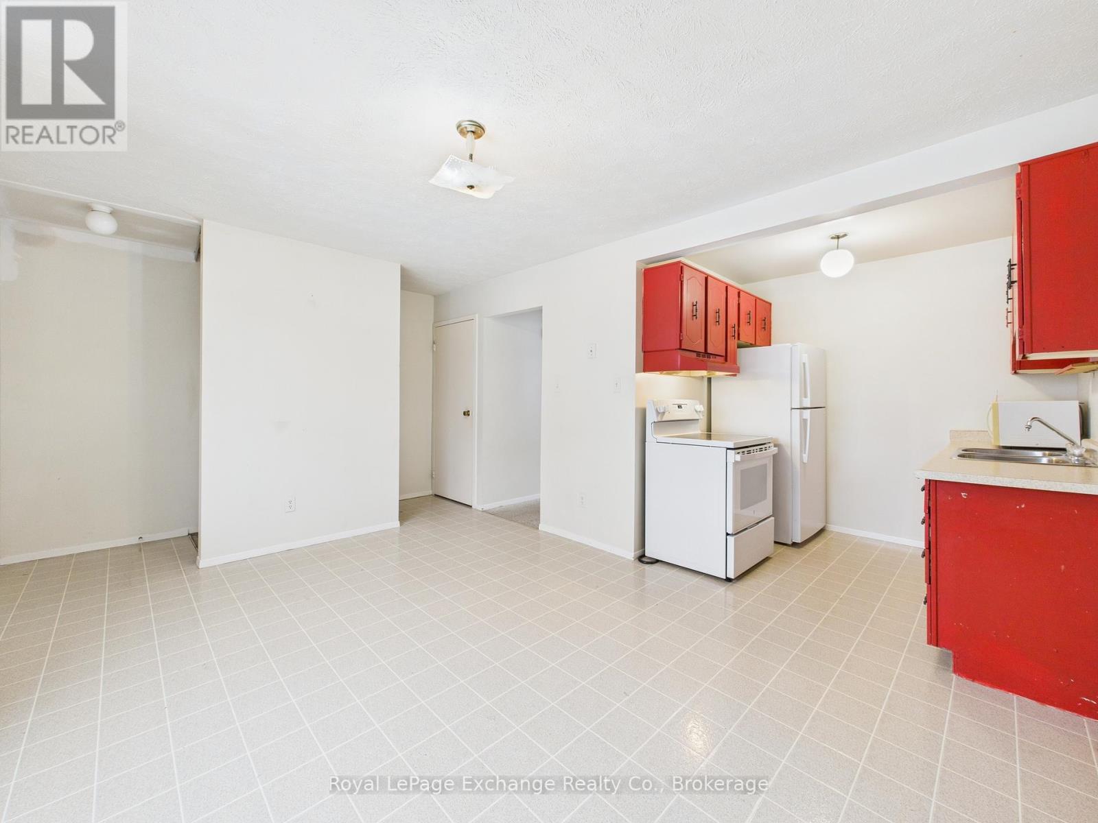 755 Walsh Street, Kincardine, Ontario  N2Z 1R2 - Photo 5 - X12606824