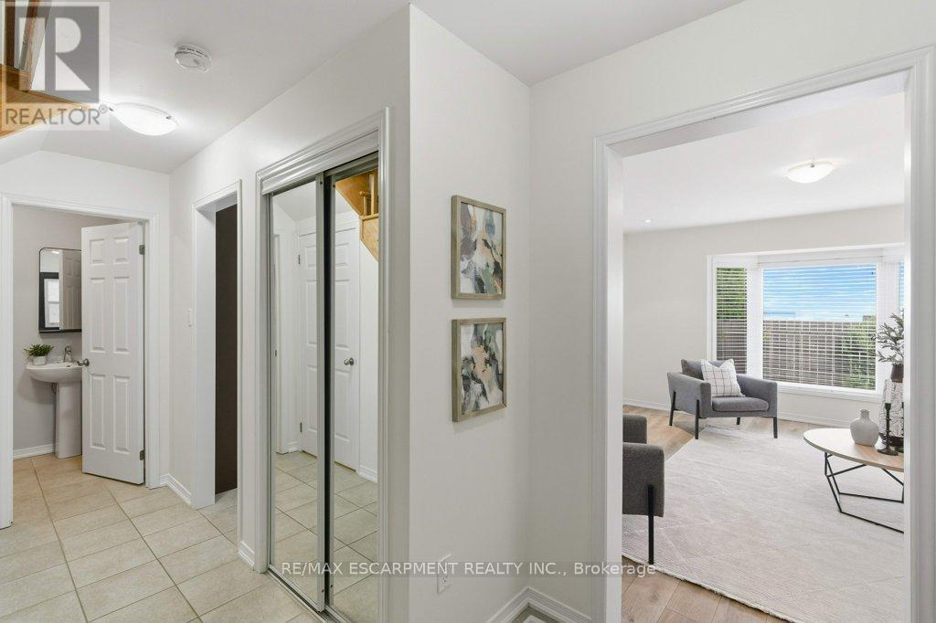 113 Thornlodge Drive, Hamilton, Ontario  L8B 0N4 - Photo 6 - X12499596