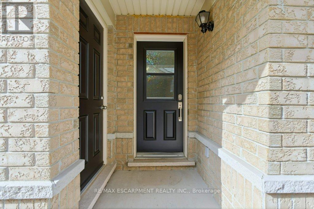 113 Thornlodge Drive, Hamilton, Ontario  L8B 0N4 - Photo 5 - X12499596