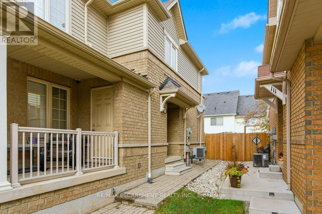 113 Thornlodge Drive, Hamilton, Ontario  L8B 0N4 - Photo 3 - X12499596