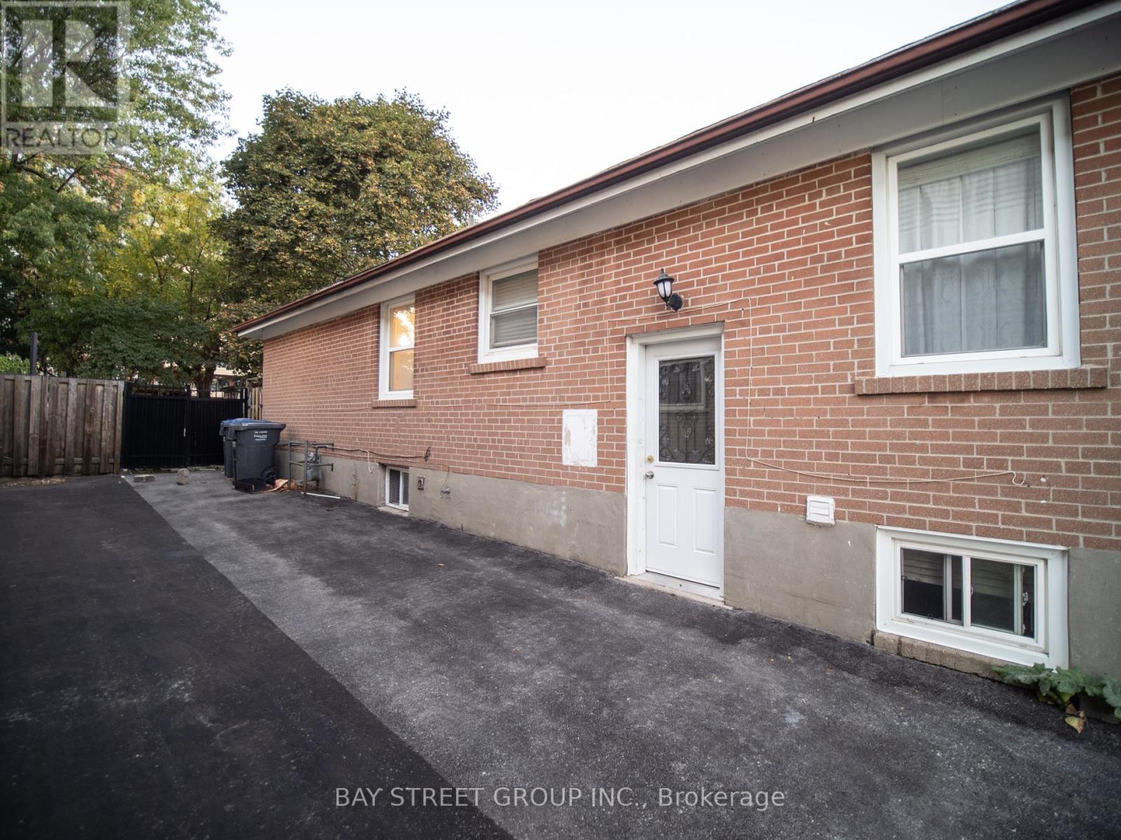 Lower - 56 Corby Crescent, Brampton, Ontario  L6Y 1H1 - Photo 2 - W12606822