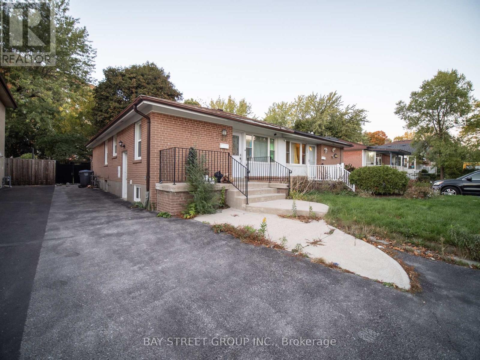Lower - 56 Corby Crescent, Brampton, Ontario  L6Y 1H1 - Photo 3 - W12606822