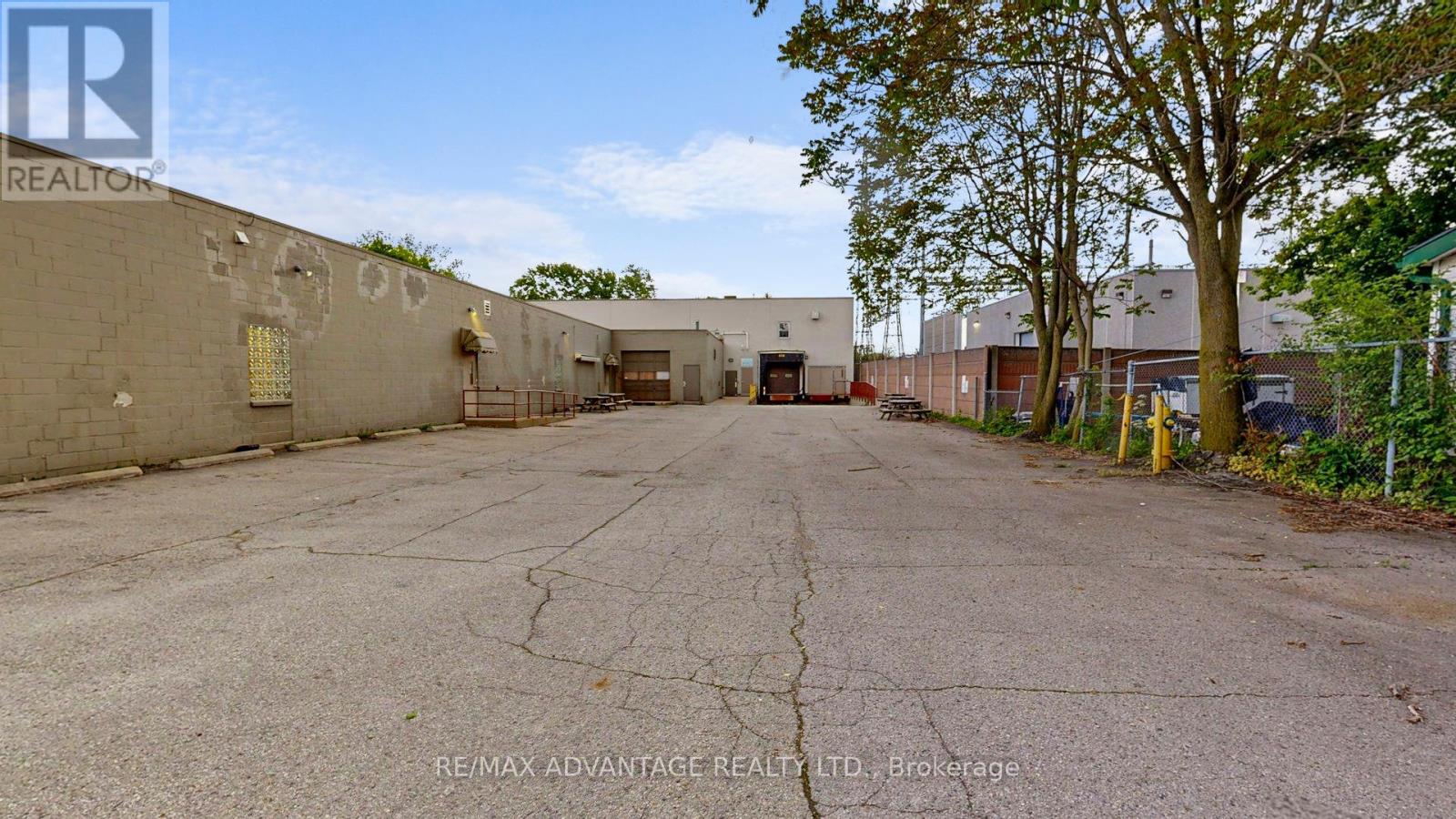 B - 527 South Street, London East, Ontario  N6B 1C4 - Photo 14 - X12368597