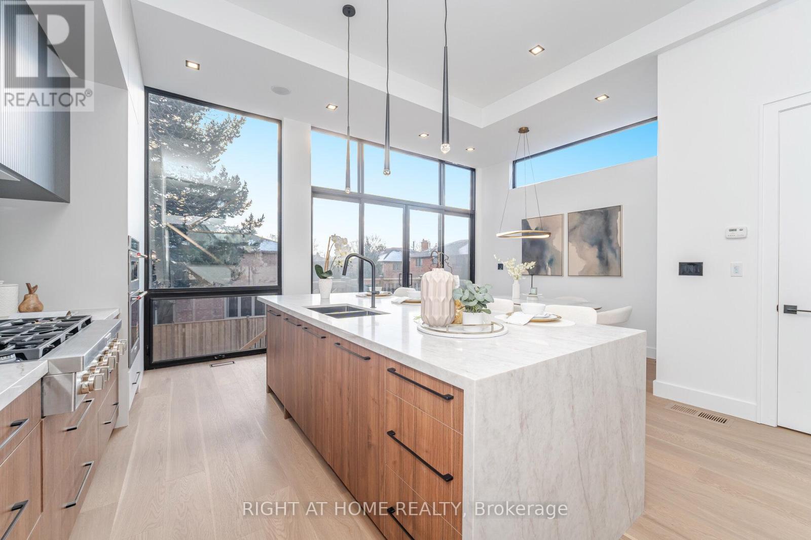 289 Valermo Drive, Toronto, Ontario M8W 2L2 - Photo 11 - W12606834