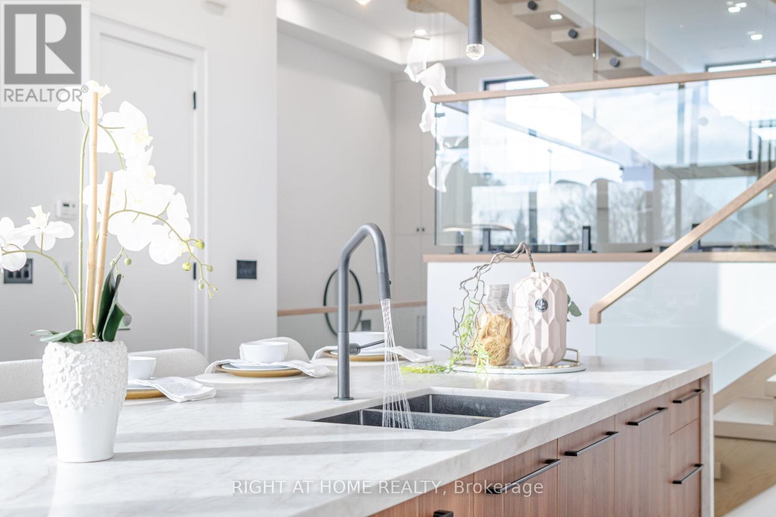 289 Valermo Drive, Toronto, Ontario M8W 2L2 - Photo 12 - W12606834