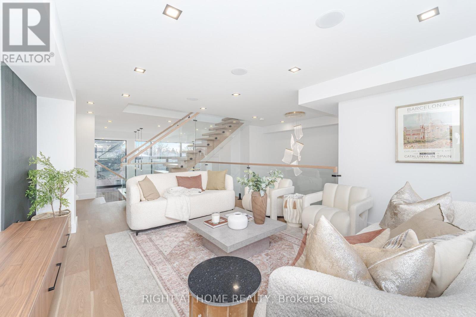 289 Valermo Drive, Toronto, Ontario M8W 2L2 - Photo 18 - W12606834