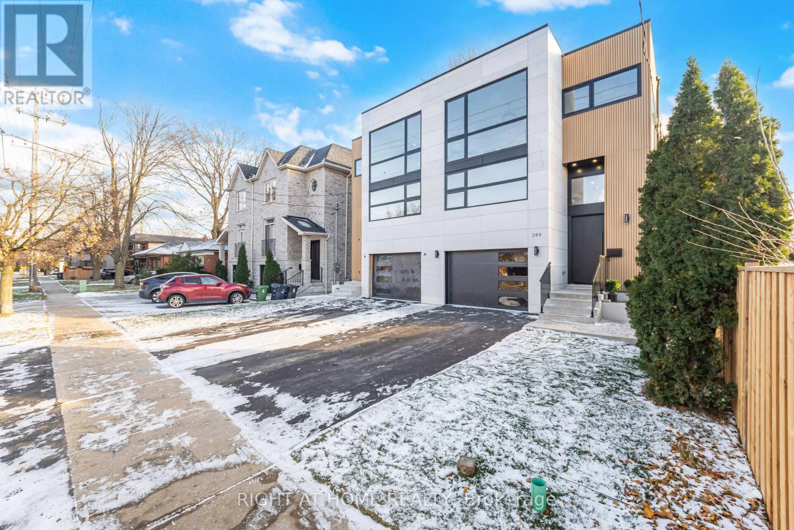 289 Valermo Drive, Toronto, Ontario M8W 2L2 - Photo 2 - W12606834