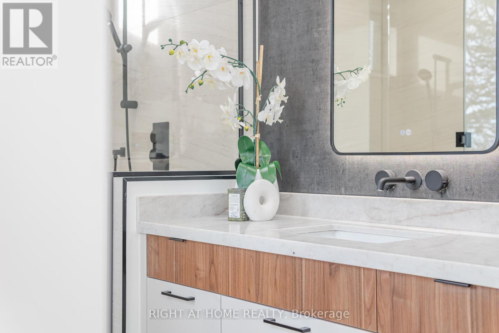 289 Valermo Drive, Toronto, Ontario M8W 2L2 - Photo 25 - W12606834