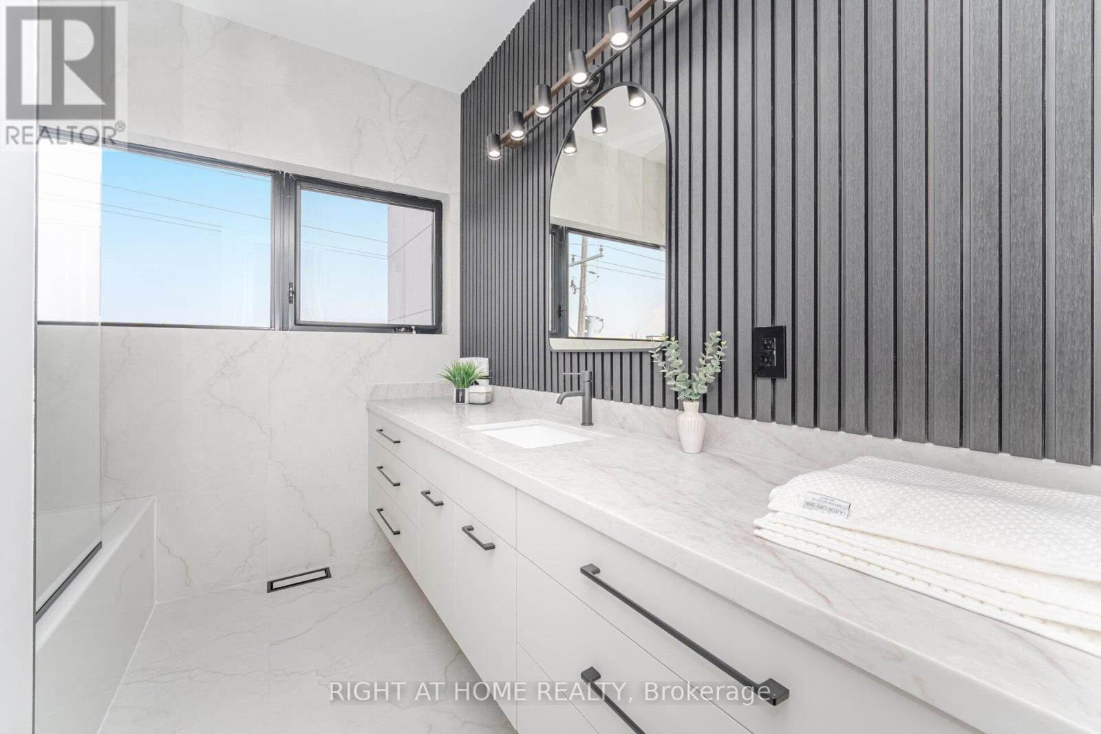 289 Valermo Drive, Toronto, Ontario M8W 2L2 - Photo 29 - W12606834