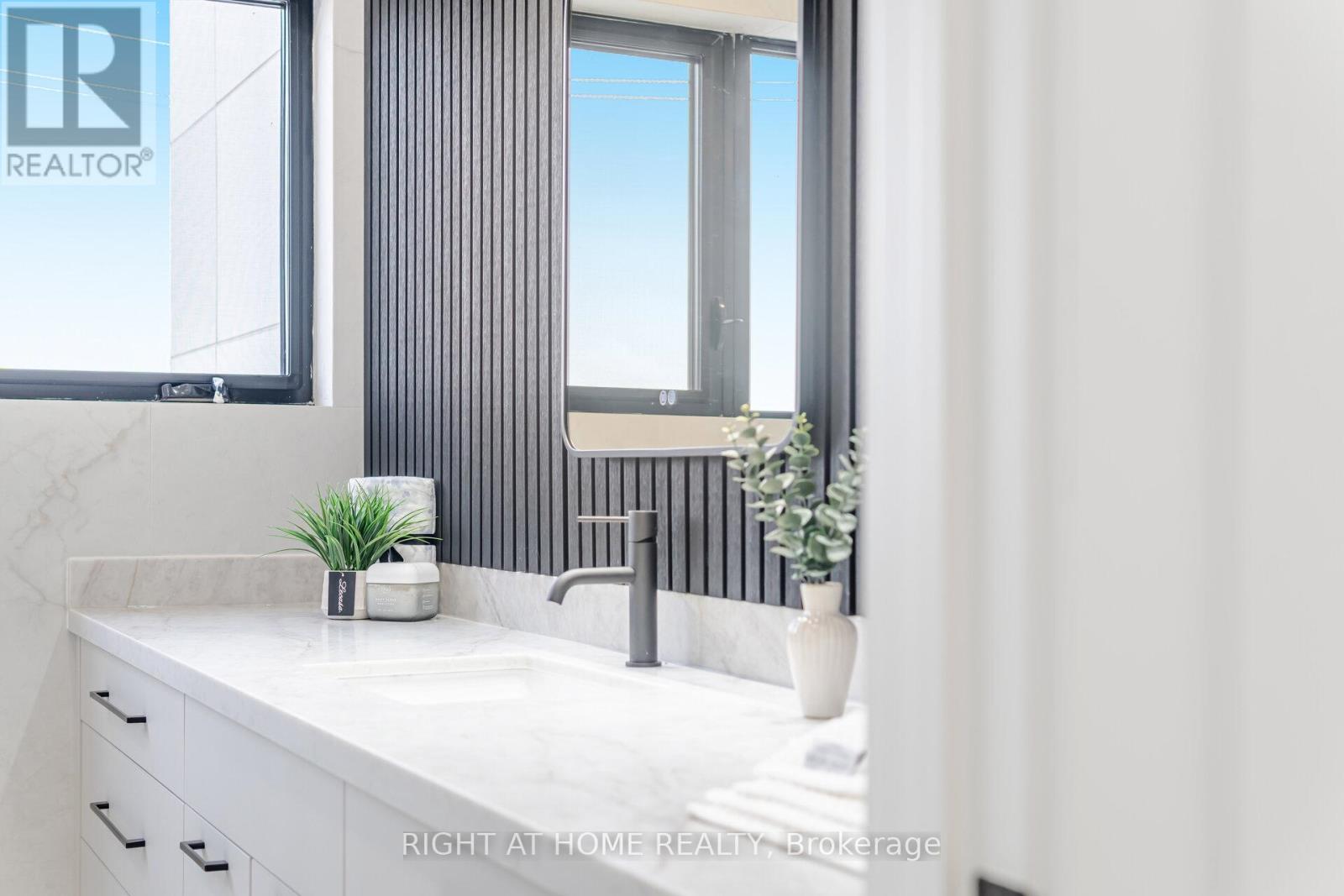 289 Valermo Drive, Toronto, Ontario M8W 2L2 - Photo 30 - W12606834