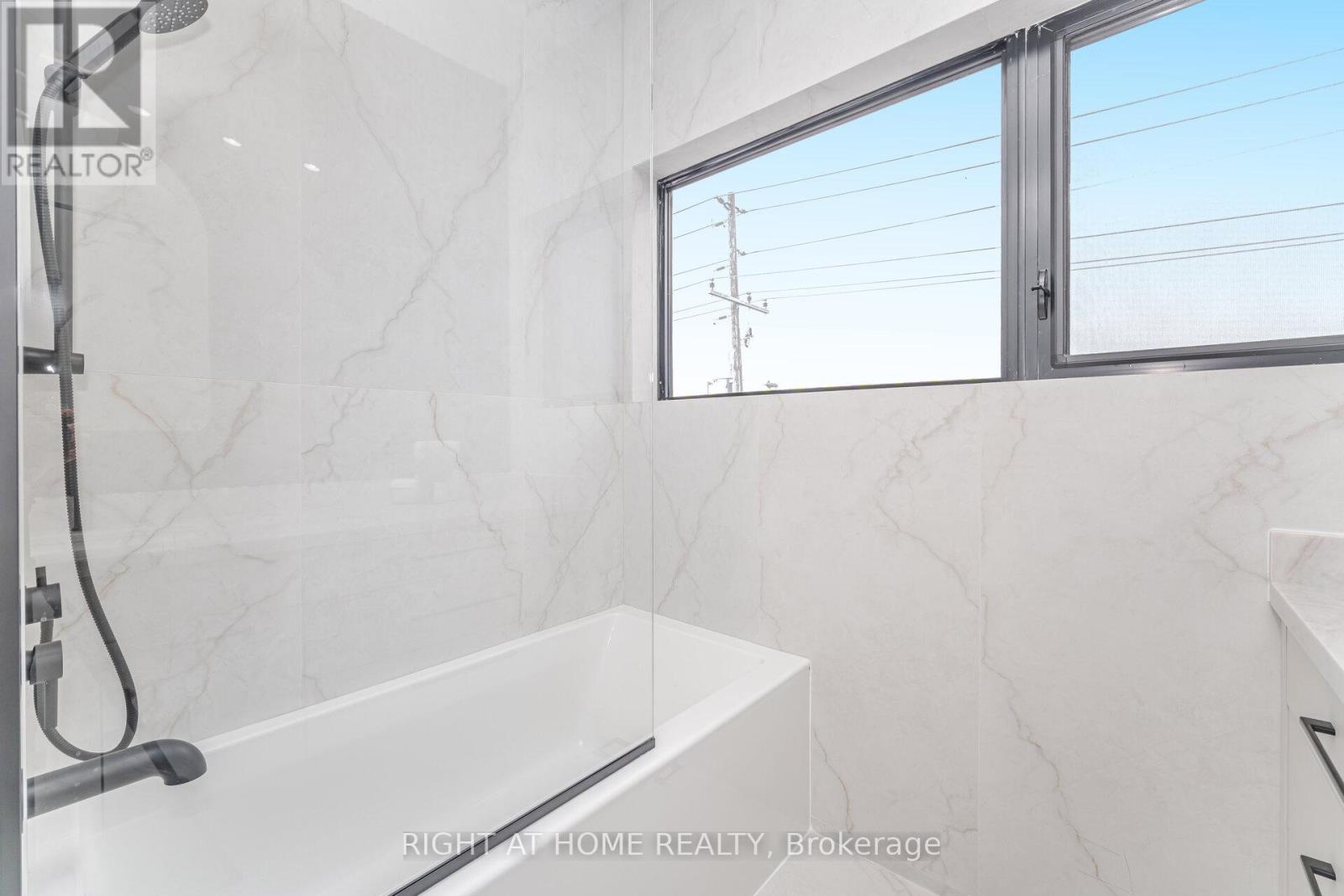 289 Valermo Drive, Toronto, Ontario M8W 2L2 - Photo 31 - W12606834