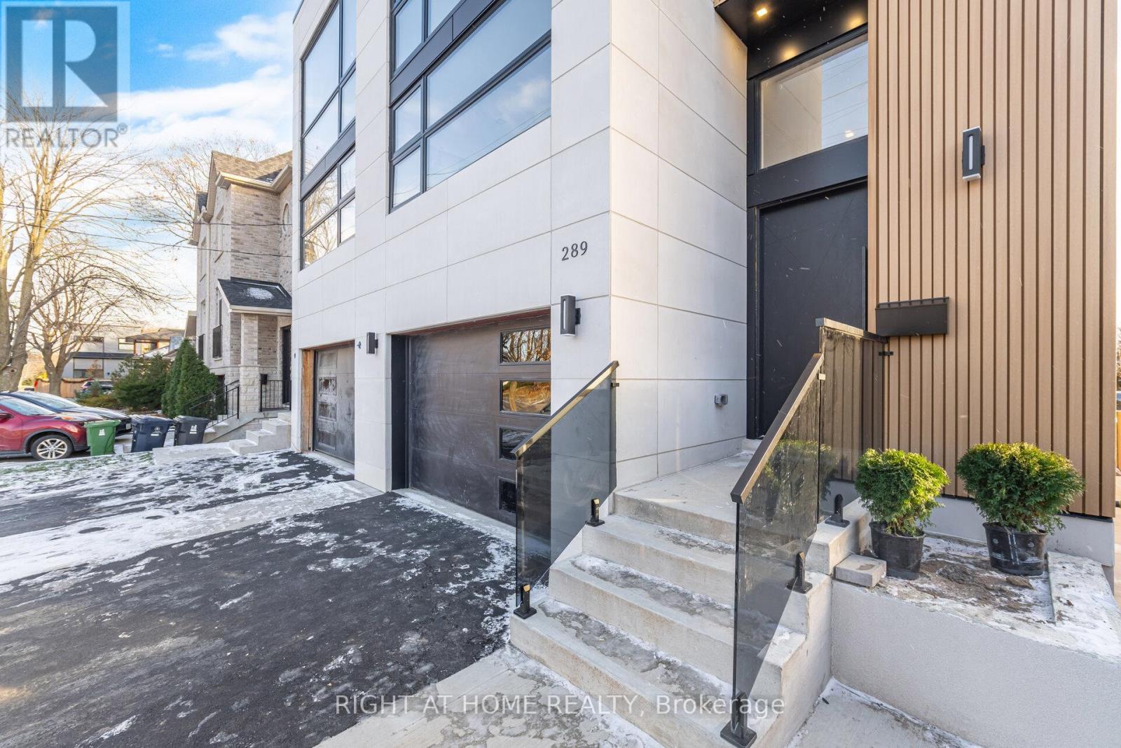 289 Valermo Drive, Toronto, Ontario M8W 2L2 - Photo 4 - W12606834