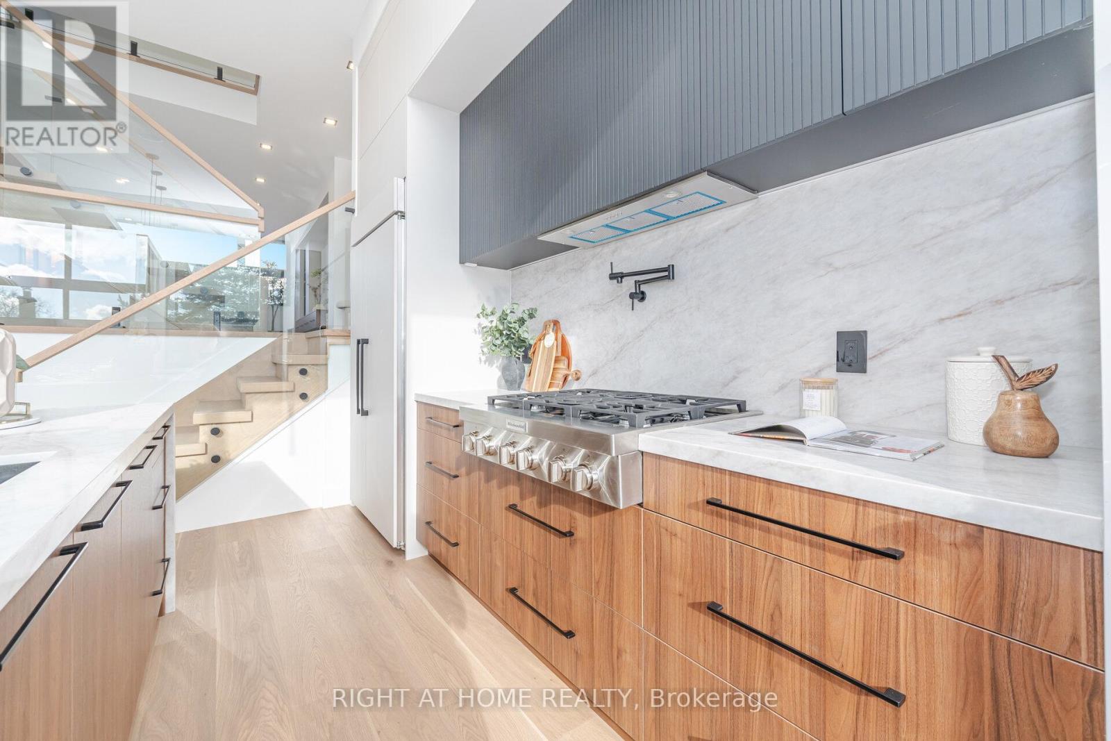 289 Valermo Drive, Toronto, Ontario M8W 2L2 - Photo 9 - W12606834