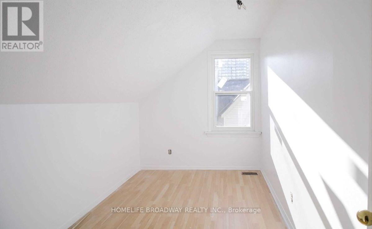 1354 Caroline Street, Burlington, Ontario  L7S 1H4 - Photo 2 - W12606914