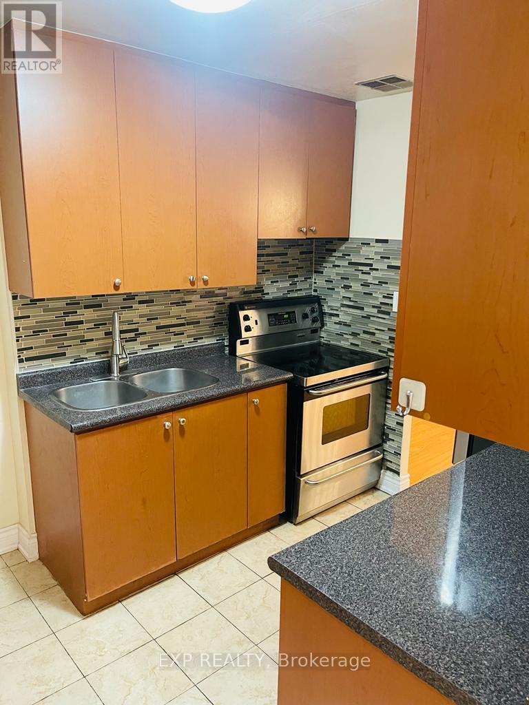 330 - 3025 The Credit Woodlands Road, Mississauga, Ontario L5C 2V3 - Photo 10 - W12606952