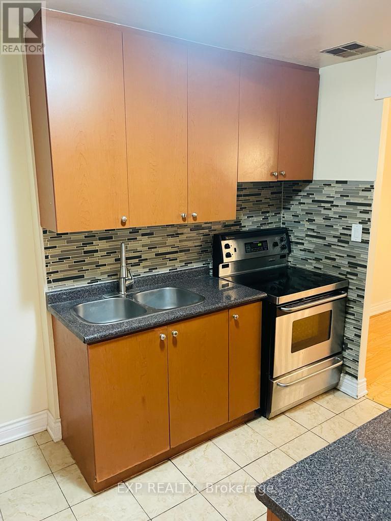 330 - 3025 The Credit Woodlands Road, Mississauga, Ontario L5C 2V3 - Photo 13 - W12606952