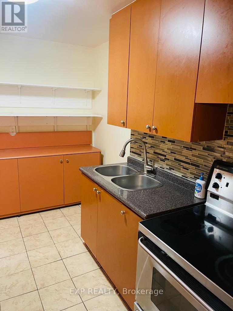 330 - 3025 The Credit Woodlands Road, Mississauga, Ontario L5C 2V3 - Photo 7 - W12606952