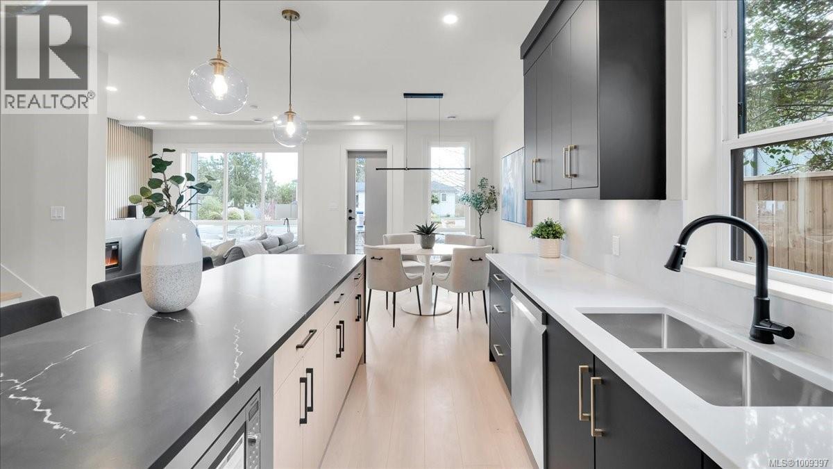 2 588 Whiteside St, Saanich, British Columbia V8Z 1Y6 - Photo 1 - 1009397