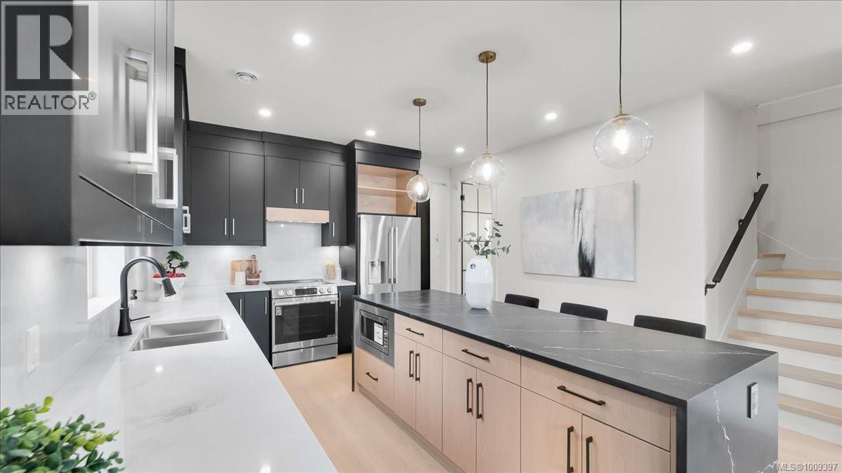 2 588 Whiteside St, Saanich, British Columbia V8Z 1Y6 - Photo 4 - 1009397