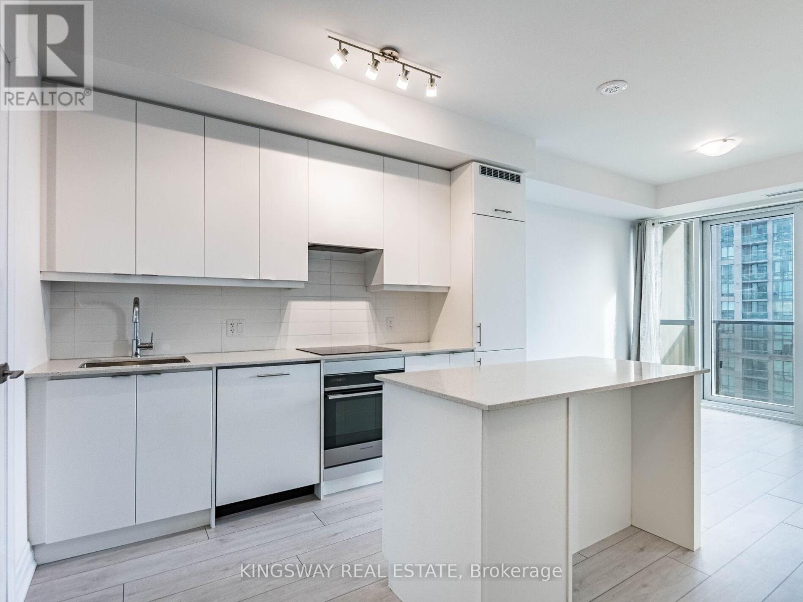 2105 - 30 Elm Drive, Mississauga, Ontario  L5B 0N3 - Photo 8 - W12606976