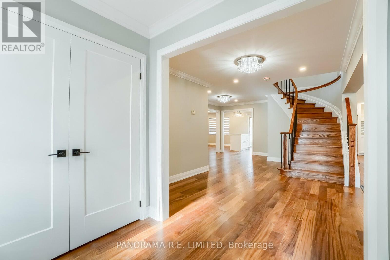 100 Poplar Heights Drive, Toronto, Ontario  M9A 4Z4 - Photo 5 - W12607006