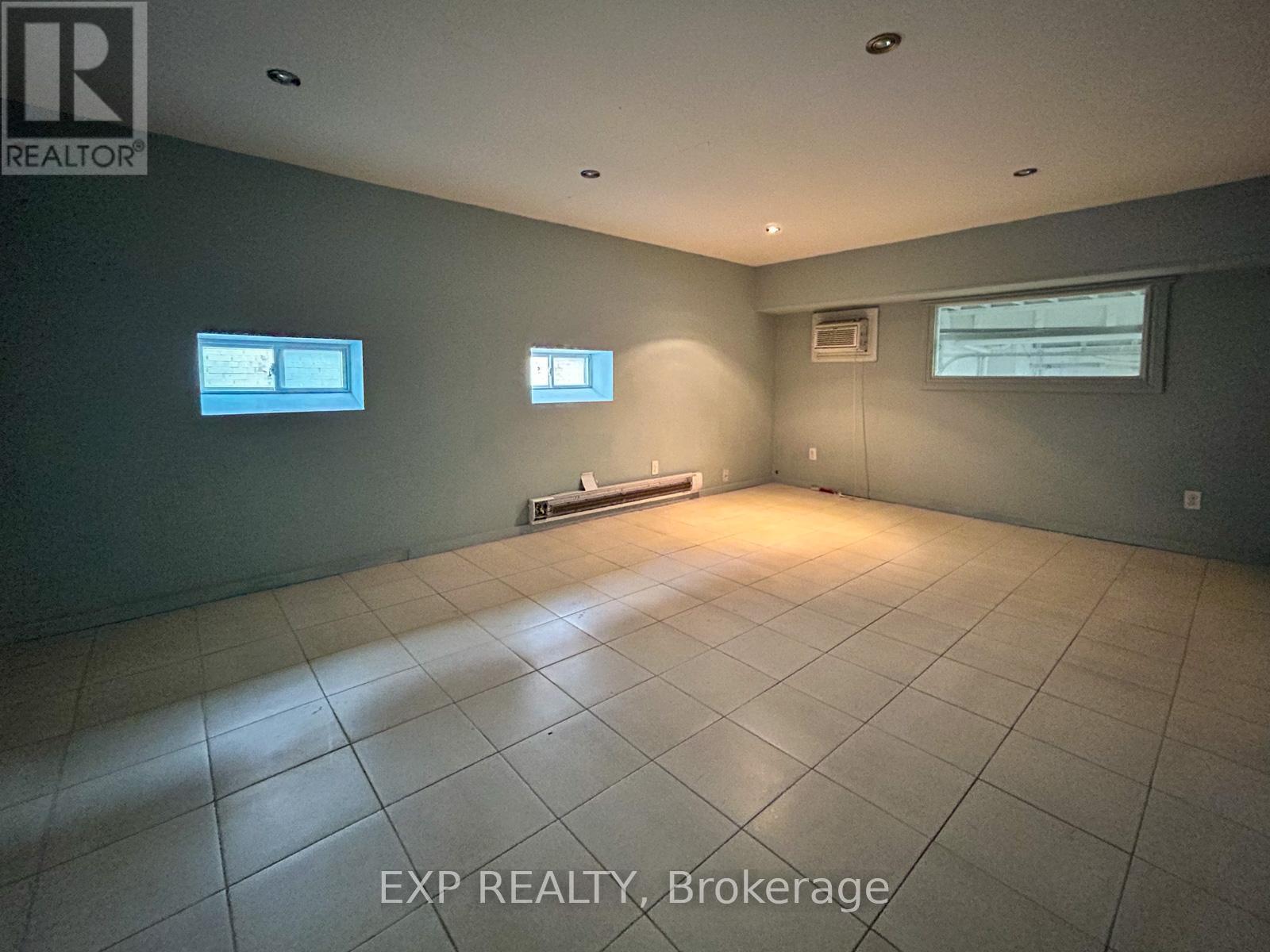 31 Milford Avenue, Toronto, Ontario M6M 2W1 - Photo 10 - W12607024