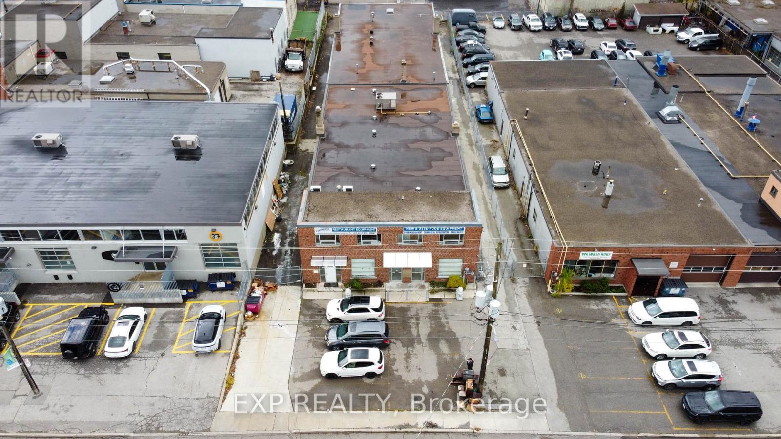 31 Milford Avenue, Toronto, Ontario M6M 2W1 - Photo 2 - W12607024