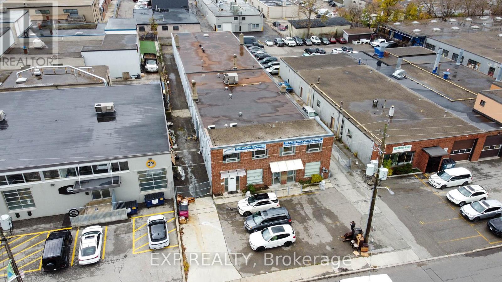 31 Milford Avenue, Toronto, Ontario M6M 2W1 - Photo 26 - W12607024