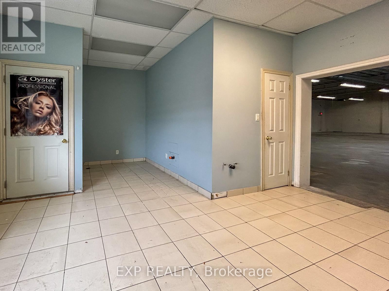 31 Milford Avenue, Toronto, Ontario M6M 2W1 - Photo 3 - W12607024