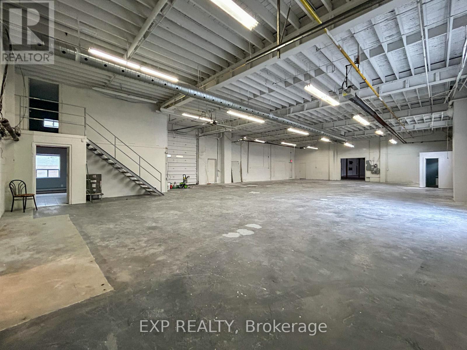 31 Milford Avenue, Toronto, Ontario M6M 2W1 - Photo 5 - W12607024