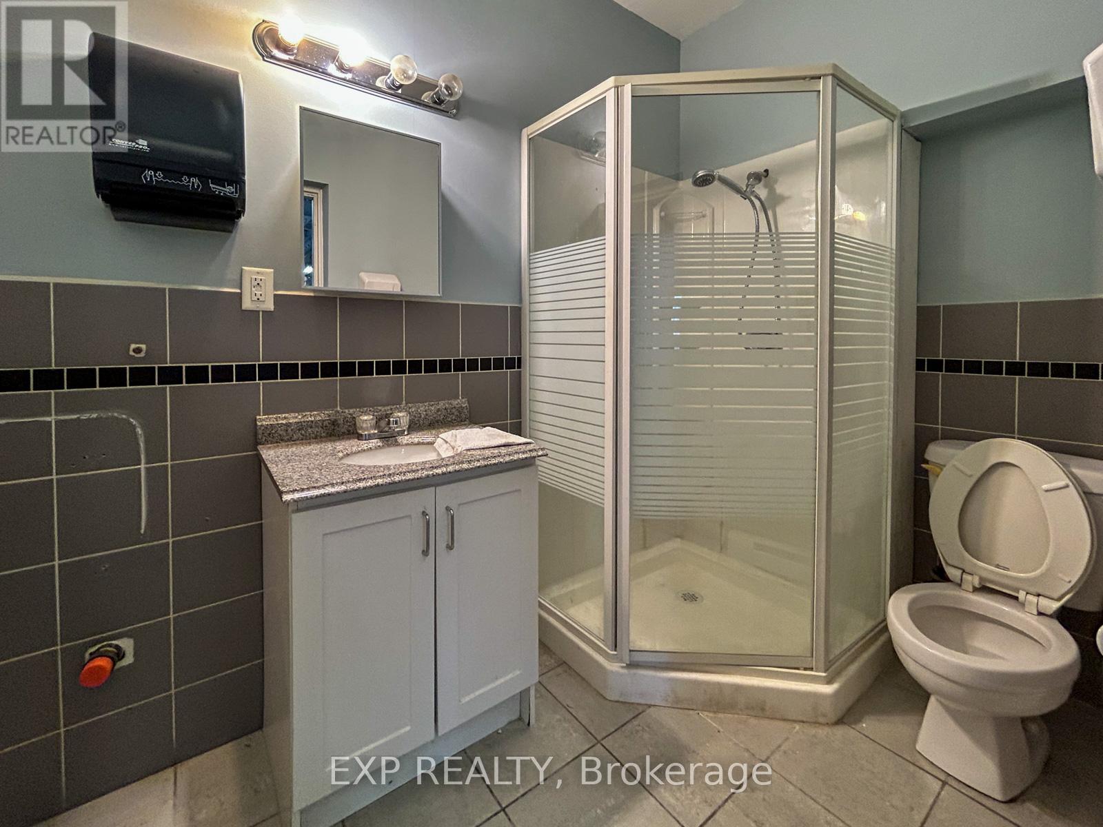 31 Milford Avenue, Toronto, Ontario M6M 2W1 - Photo 6 - W12607024