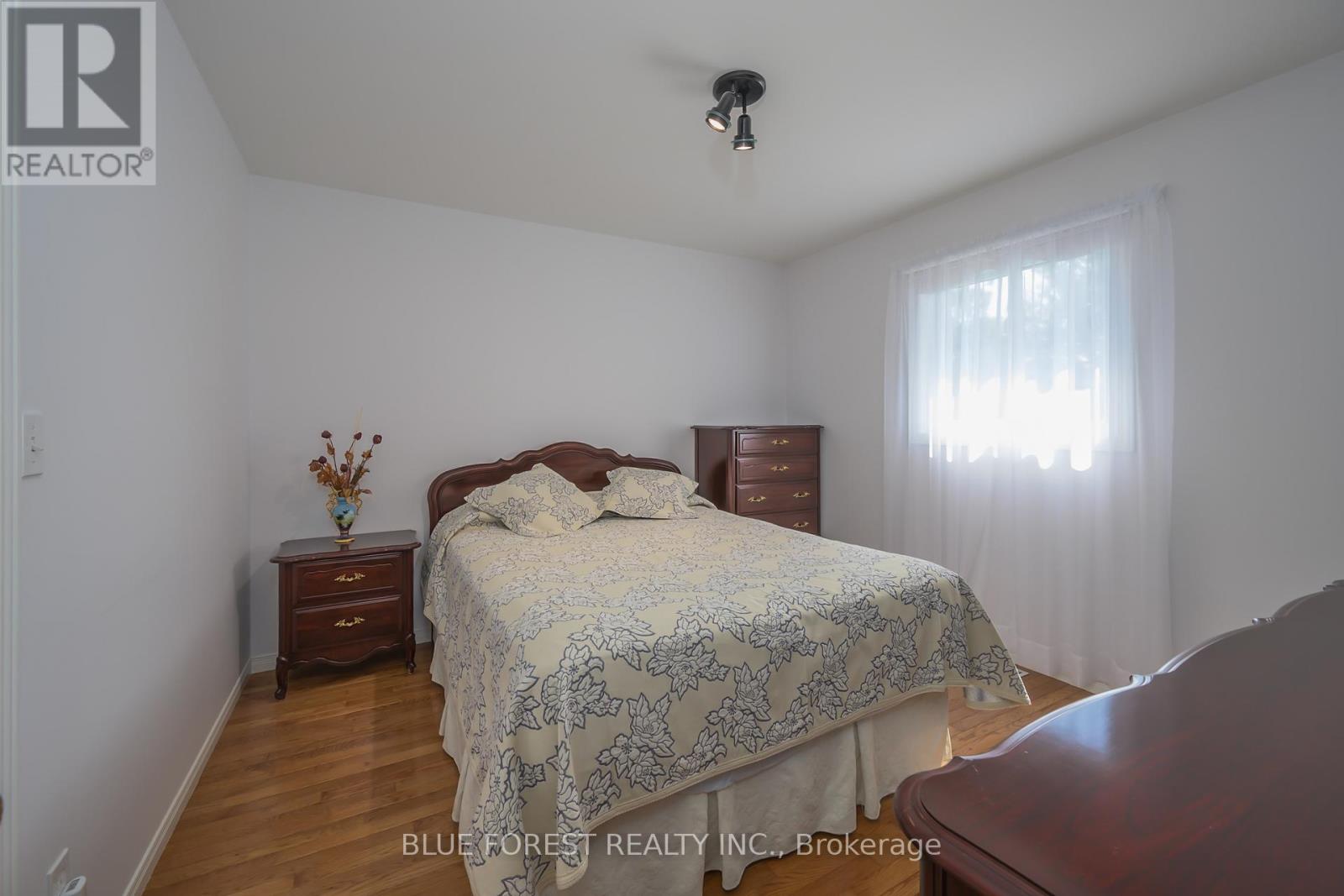 547 Creston Avenue, London South, Ontario N6C 3A5 - Photo 12 - X12607028