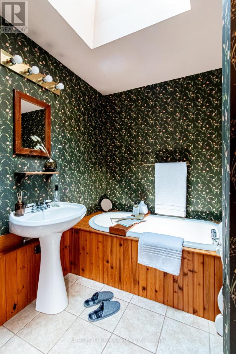 70 Home Street, Hamilton, Ontario  L9H 5W3 - Photo 24 - X12607052