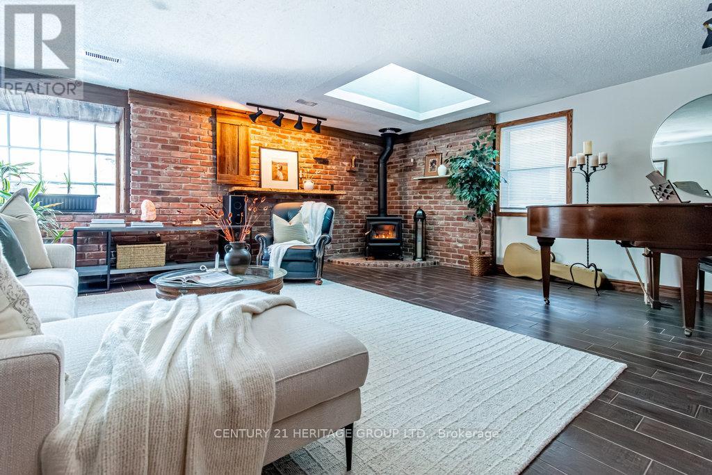 70 Home Street, Hamilton, Ontario  L9H 5W3 - Photo 9 - X12607052