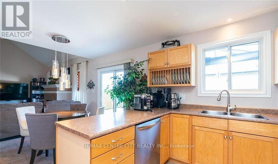 79 Donker Drive, St. Thomas, Ontario N5P 4L2 - Photo 4 - X12607070