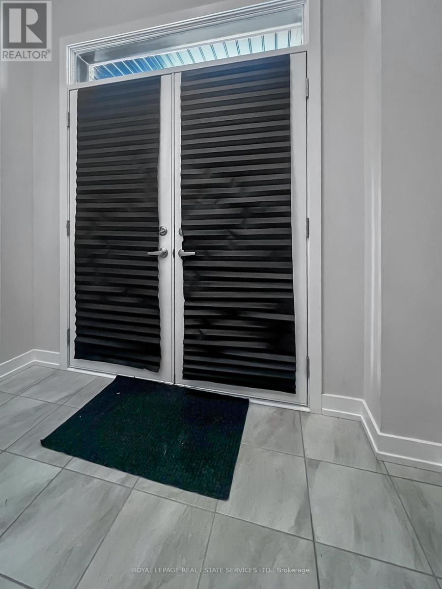 1215 Dartmouth Crescent, Oakville, Ontario  L6H 8C1 - Photo 2 - W12592278