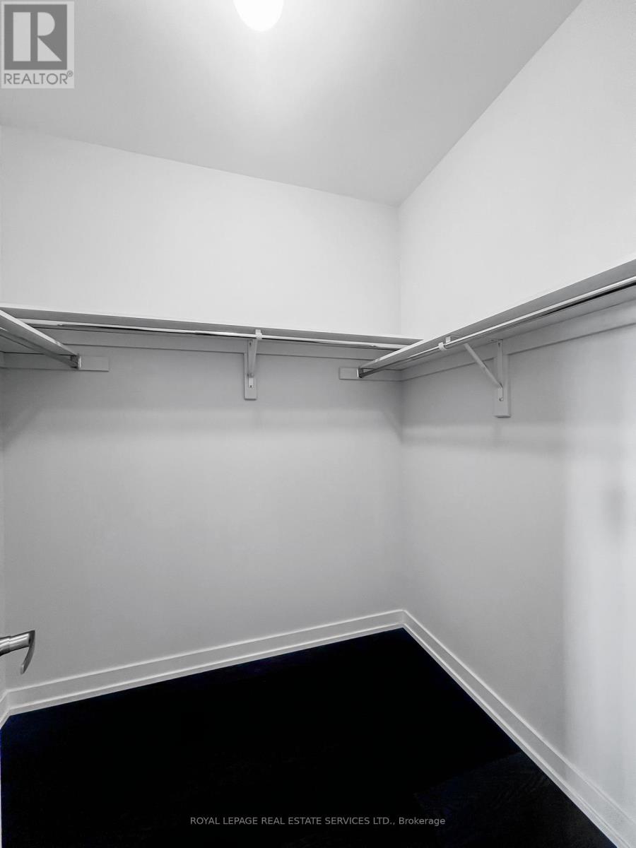 1215 Dartmouth Crescent, Oakville, Ontario  L6H 8C1 - Photo 17 - W12592278